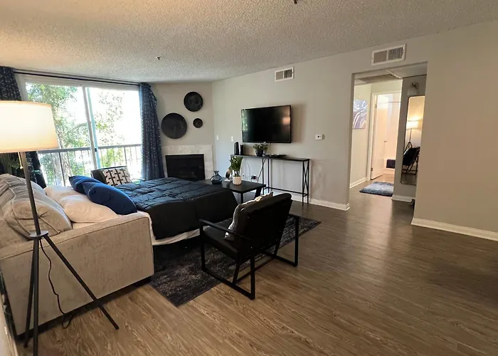 Exceptional 2 Bedroom In Heart Of Hollywood 201